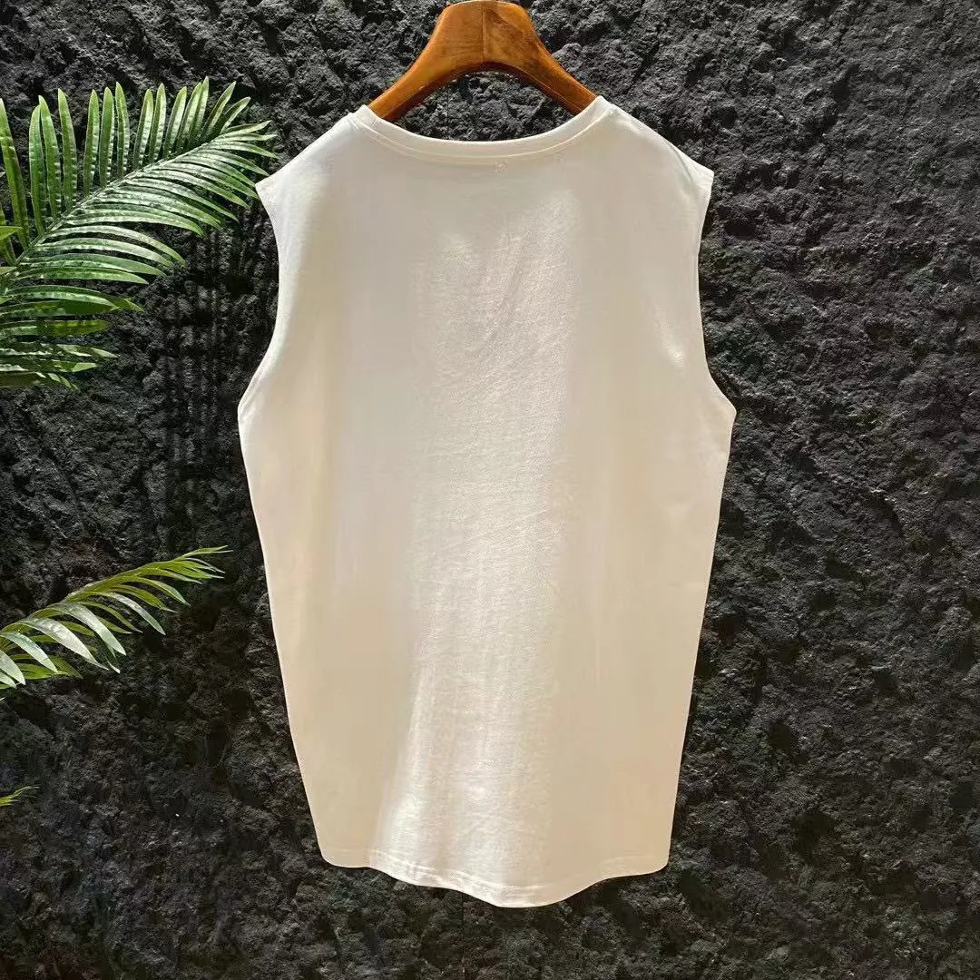 P150 Stone Island new summer sleeveless vest is now online👏! The iconic brand leather logo on the chest is simple and elegant😍! 220g pure cotton fabric, comfortable and breathable👍. It’s simply a must-have item for summer✨! Color: black, white Size: S～XL. Please report your height and weight when placing an order in the loose version